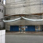 門柱塗装後、新規テントシートを張り替えて竣工となります。