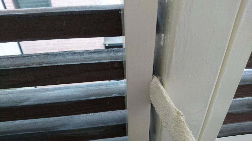 細かくて見落としてしまいそうな場所も道具を使い分けて塗り残しが無いように塗っていきます。