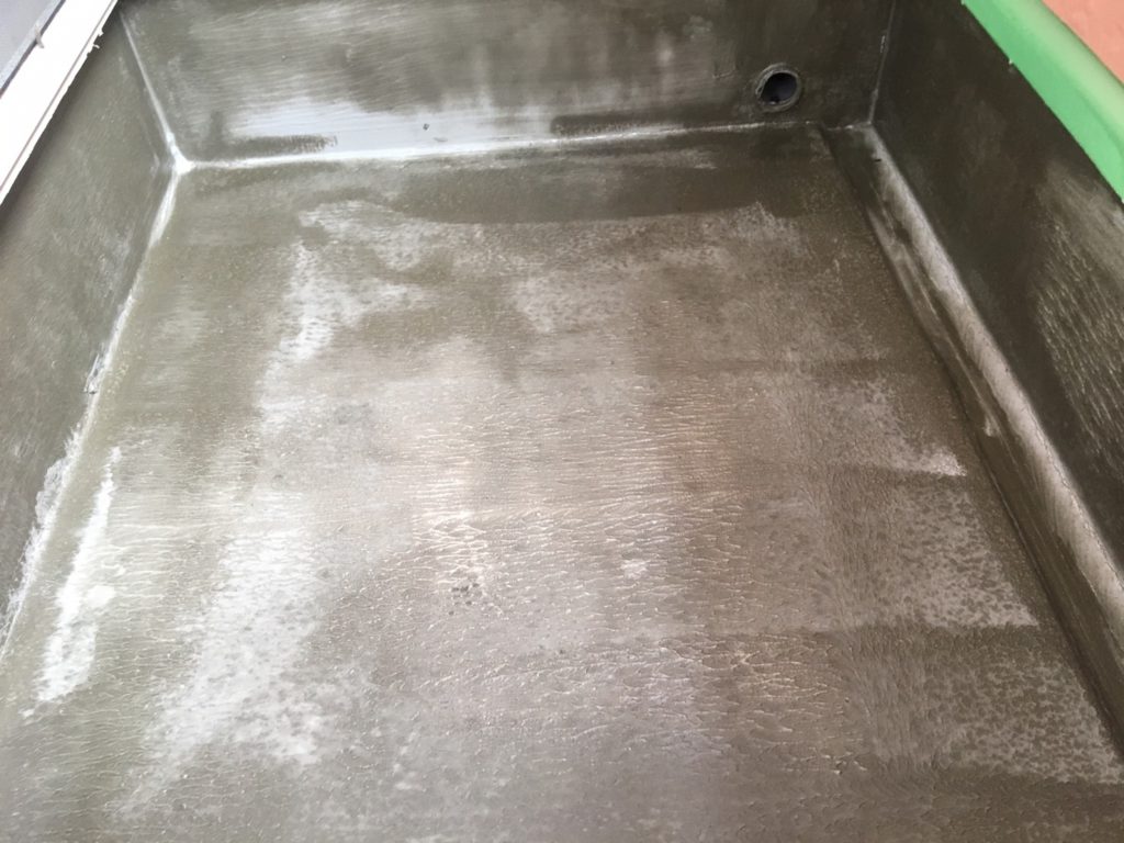 防水層撤去後、下地調整を行います。