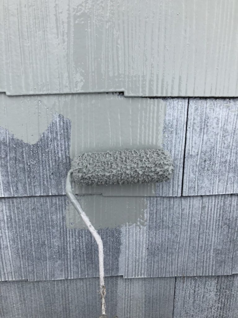 仕上げ材パラサーモシリコン1回目の塗布です。