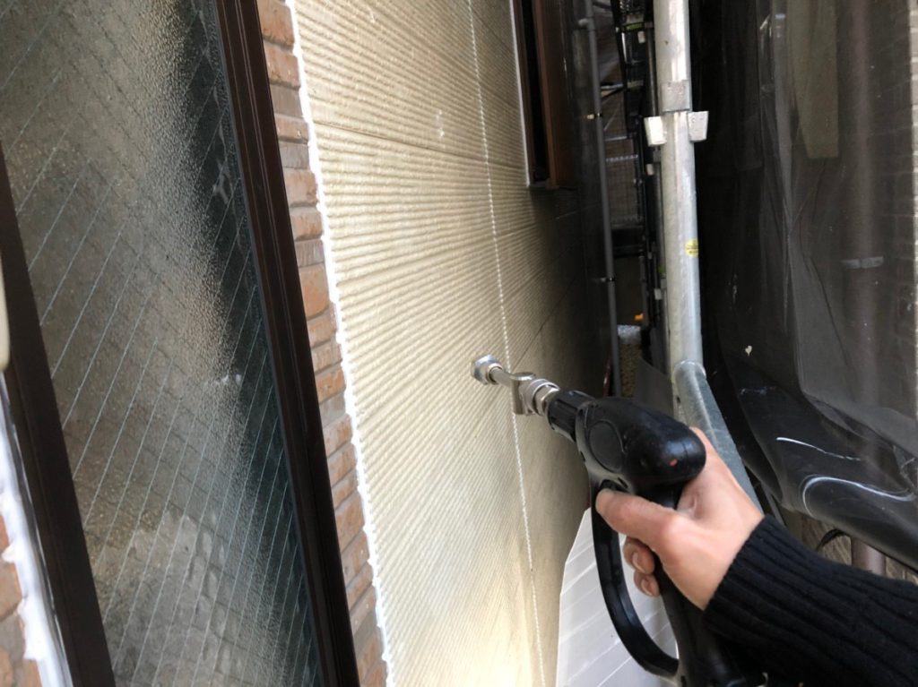 外壁の高圧洗浄です。
