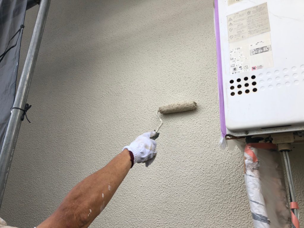 外壁　アイボリー色上塗り（２回目）