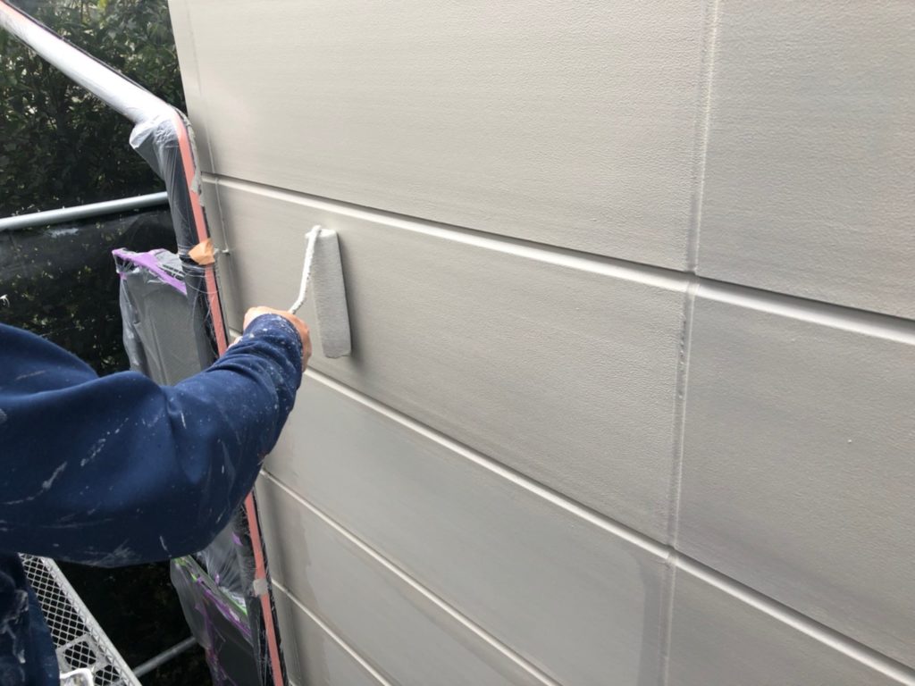 外壁部　仕上げ材塗布の施工写真です。