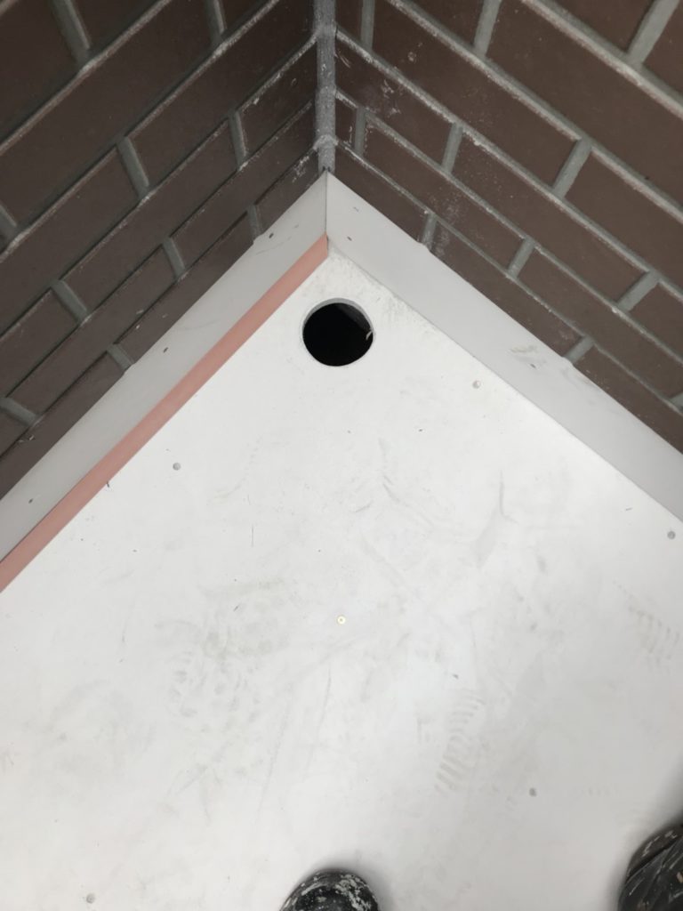 下地不良箇所修正後、新規ケイカル板を設置します。