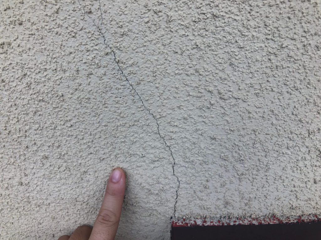外壁　ひび割れ　