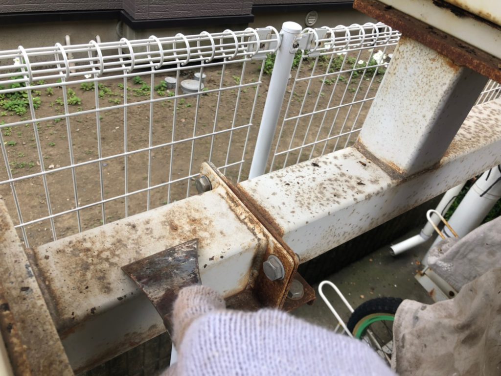 剥がれている塗膜の上から塗装を行っても、また塗膜が剥がれてしまうのでしっかりとケレン作業を行います。