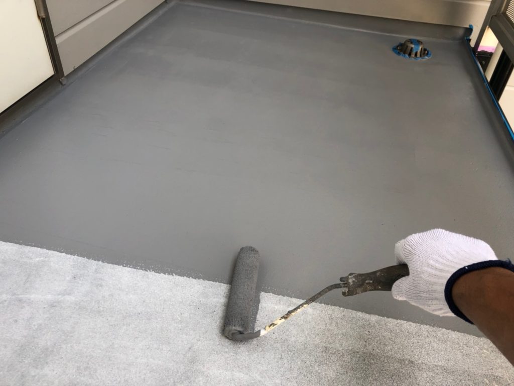 共用廊下土間部　防水材塗布の施工写真です。