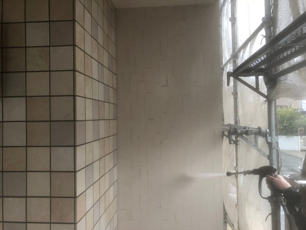 外壁の高圧洗浄です。