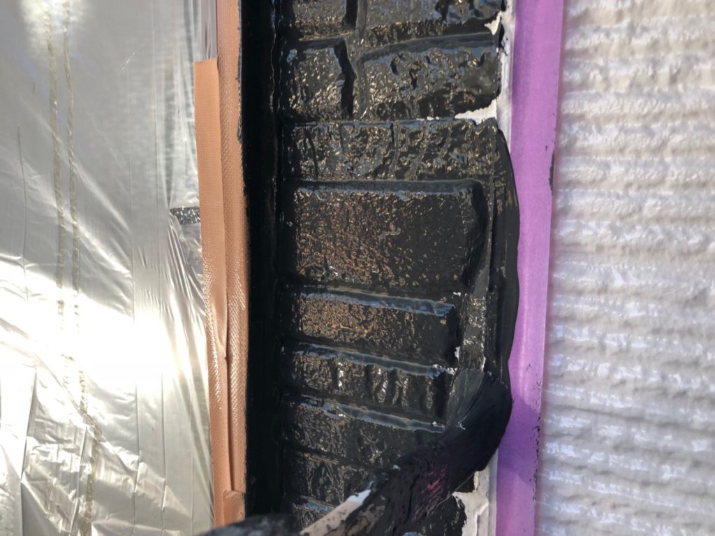 細部を塗装するときは、周りに塗料がついてしまわない様に、マスキングテープで養生を行い、見切ります