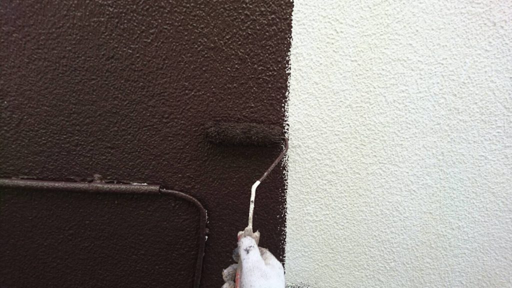 ブラウン色で中塗り、上塗り