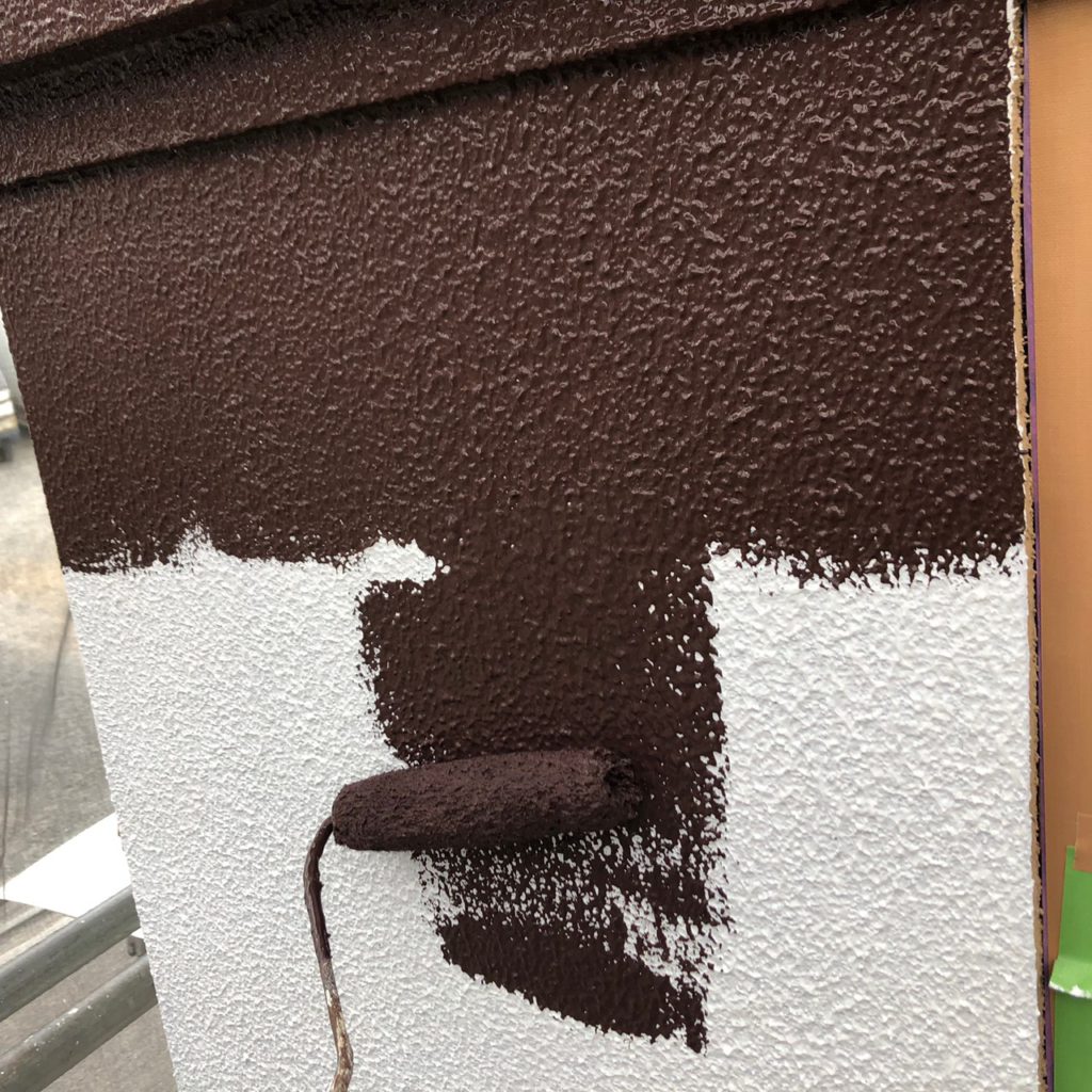 外壁　ブラウン色上塗り（１回目）