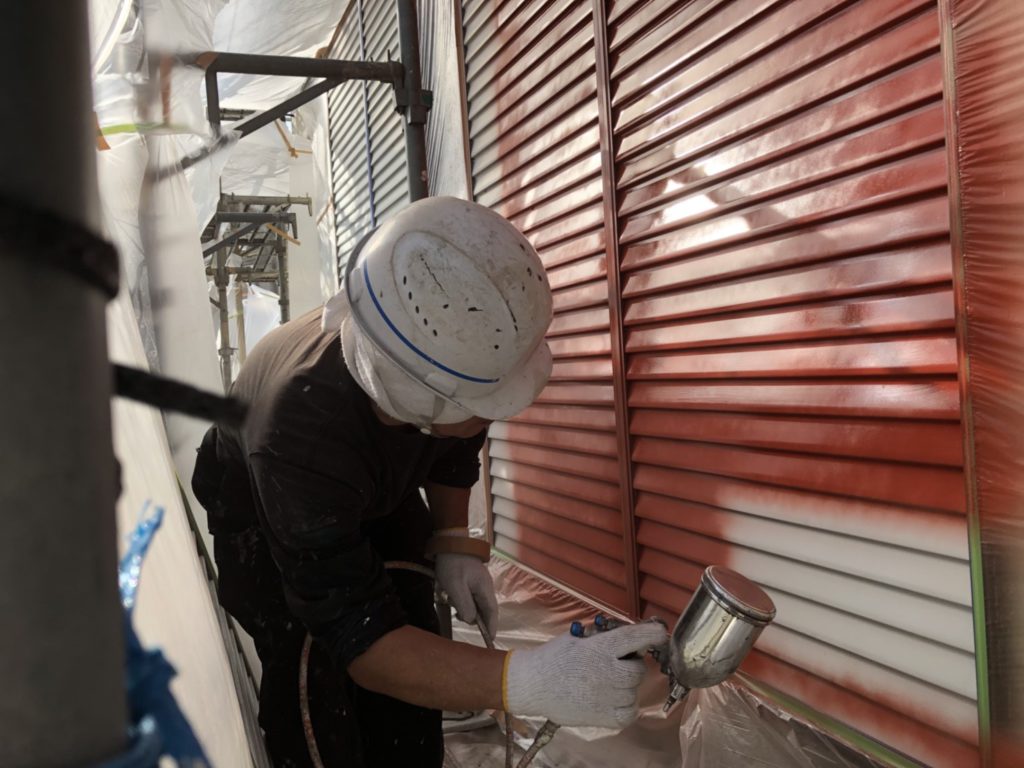 サビ止め剤の吹付作業です。