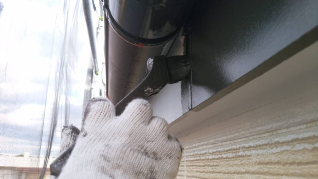 付帯物塗装、上塗りの様子です。