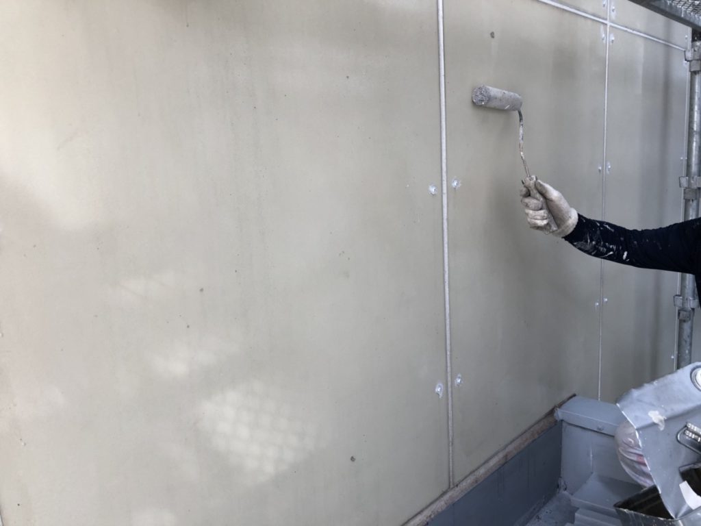 外壁下塗り材塗布の写真です。