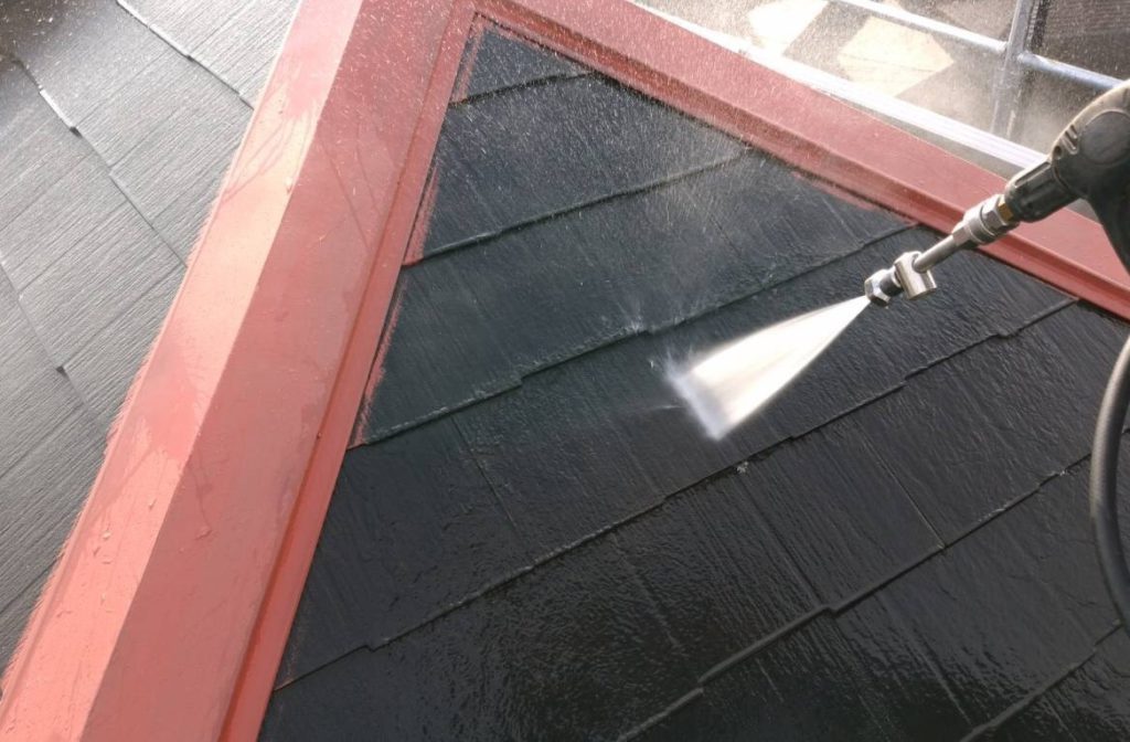 屋根の高圧洗浄の様子です。