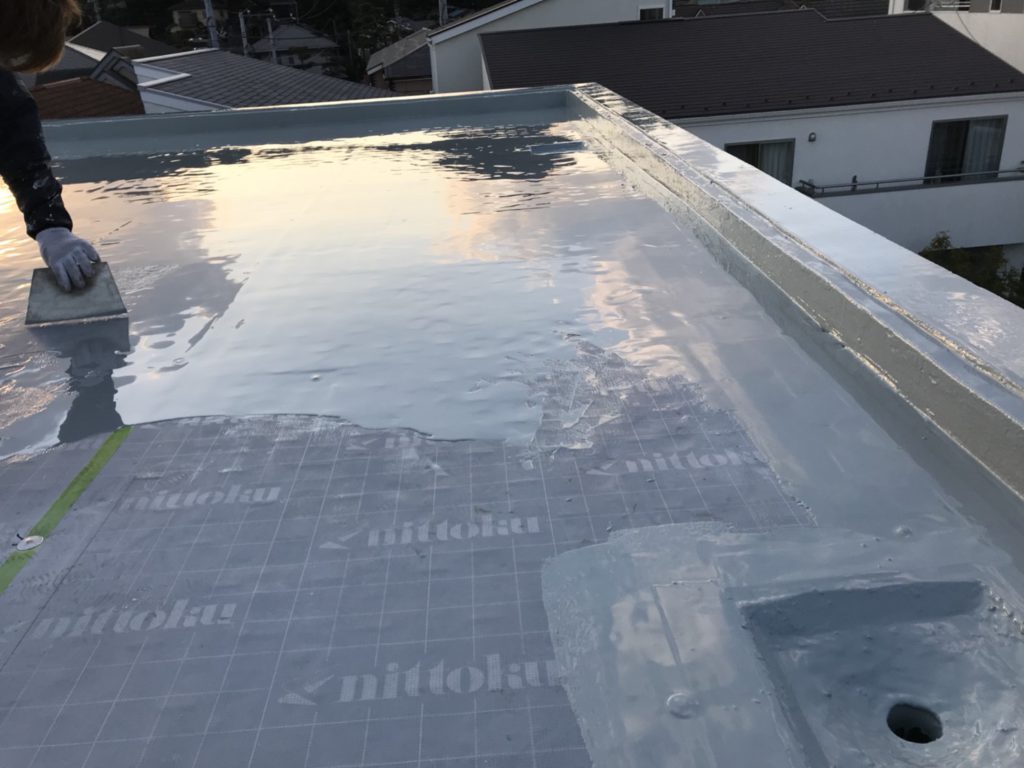 防水材の塗布1回目。