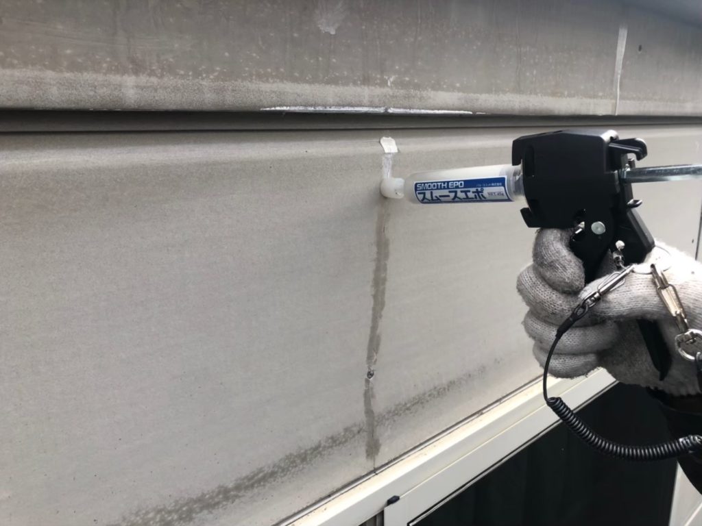 外壁部　クラック補修の施工写真です。