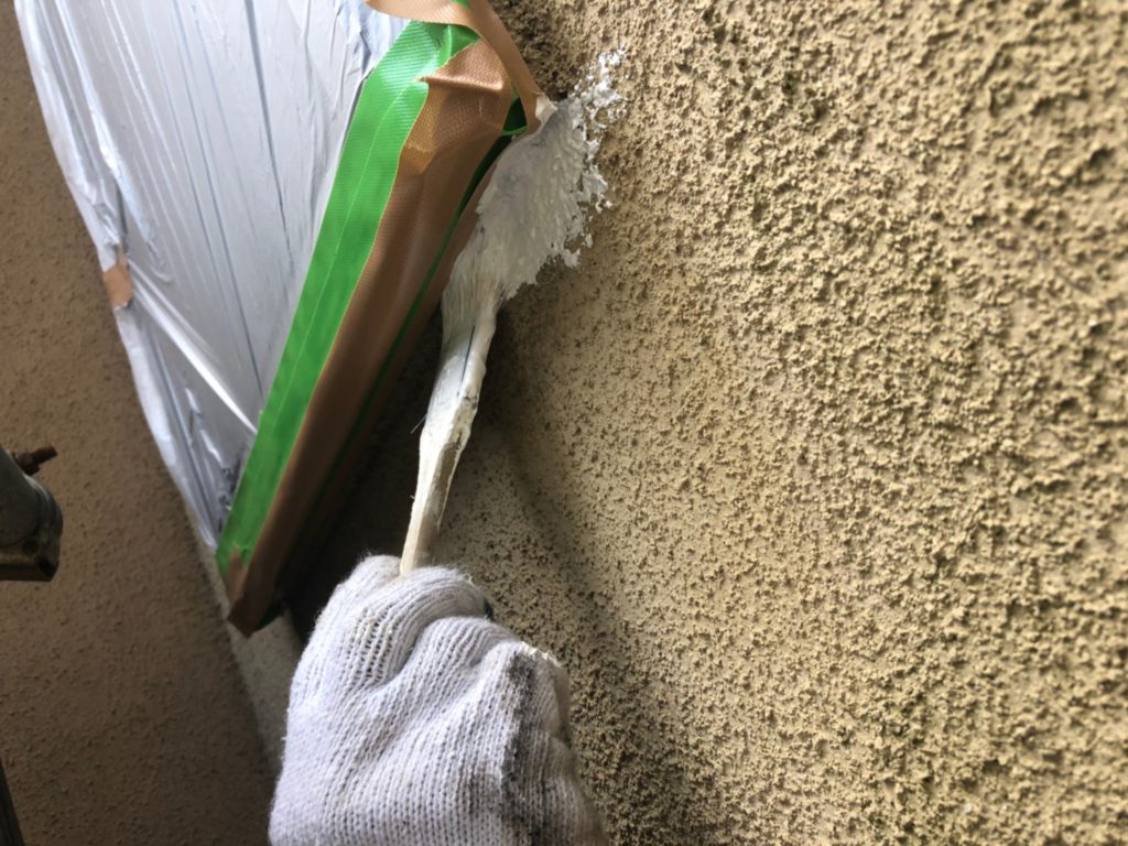 外壁　ひび割れ　補修塗り