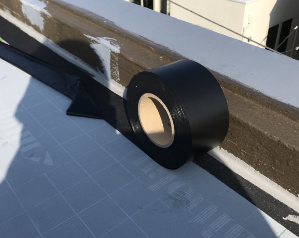 シート端部も防水テープでしっかりと張り付けます。