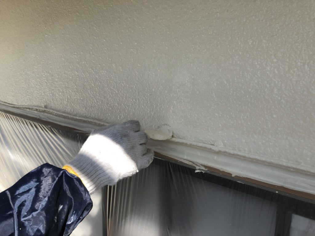 道具を変えながら、細かい箇所も丁寧に塗っていきます。