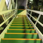 防滑材入りのトップコート塗り