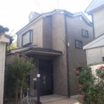 目地棒を剥がしたのち、汚れ防止にクリアーのトップコートで保護塗装を行い完成です。