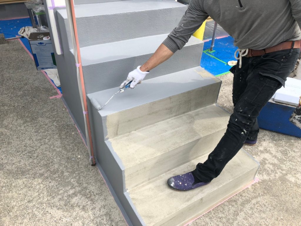 階段土間防水 中塗り1回目