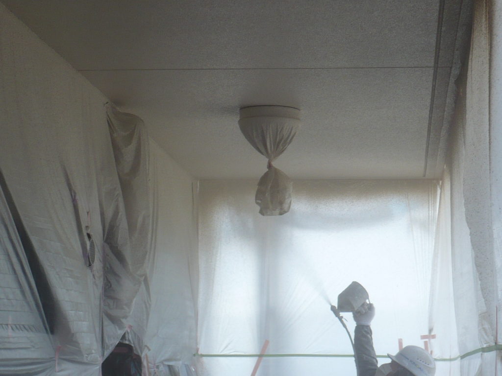 軒天部　吹き付け塗装　２回目