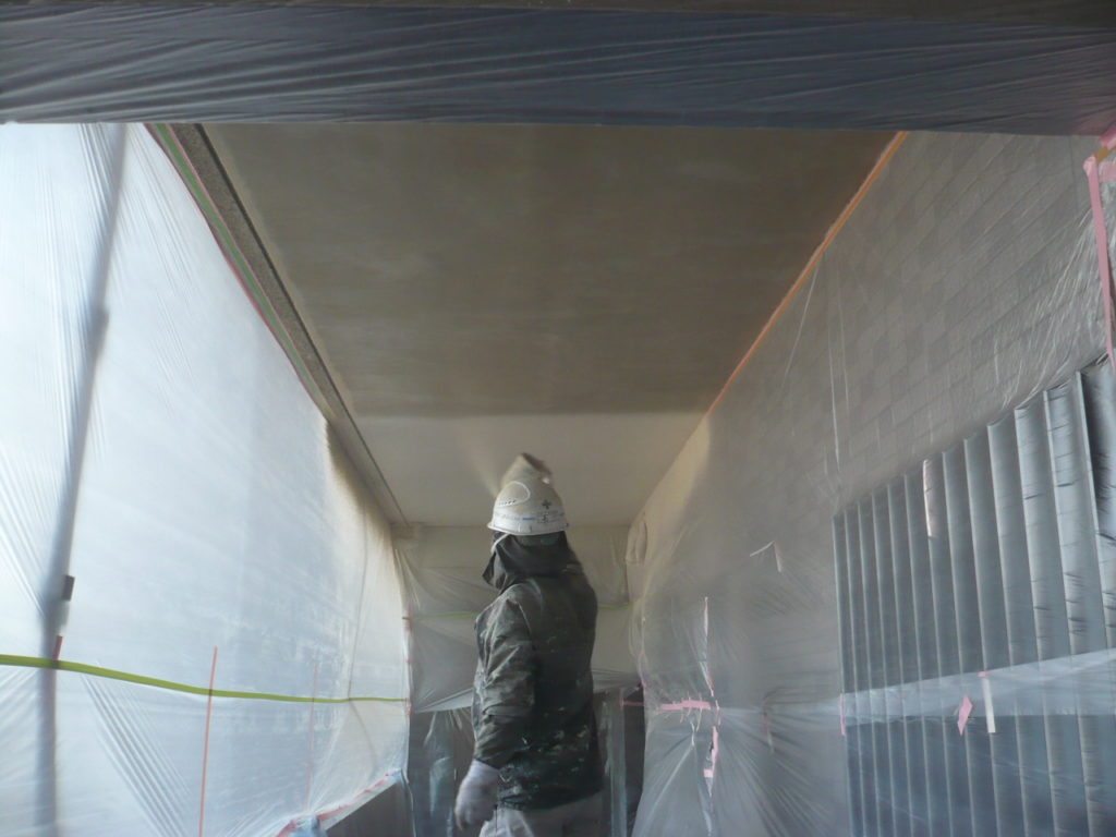 軒天部　吹き付け塗装　1回目