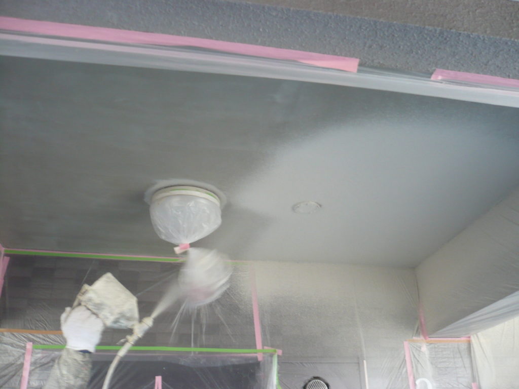 軒天部　吹き付け塗装　1回目