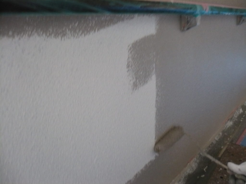 壁面　上塗り材塗装　1回目