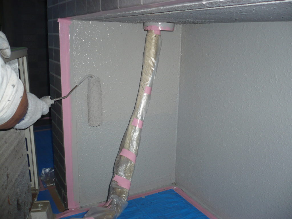 壁面　上塗り材塗装　２回目