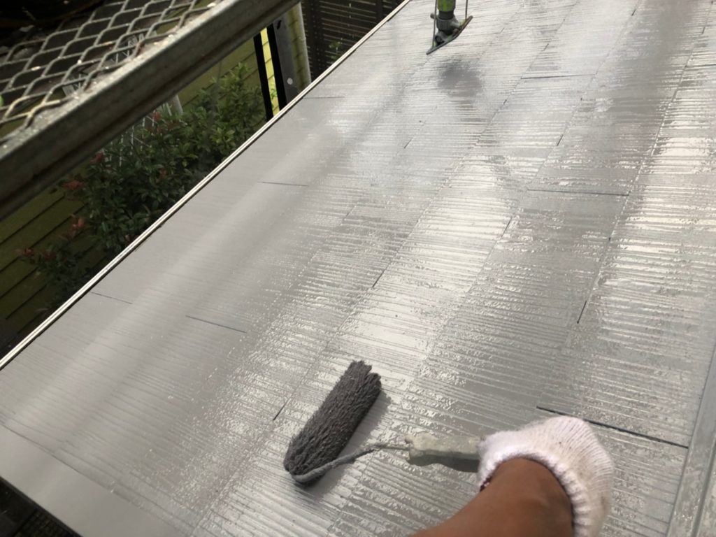 屋根　上塗り材塗装2回目・・②