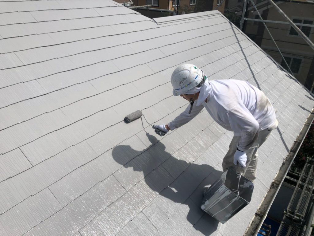 屋根　上塗り材塗装1回目