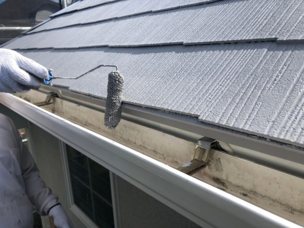 屋根　上塗り材塗装2回目・・①