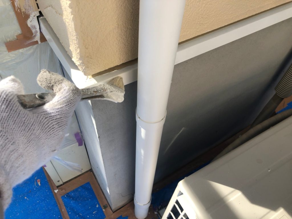 水切り部仕上げ材塗布（1回目）