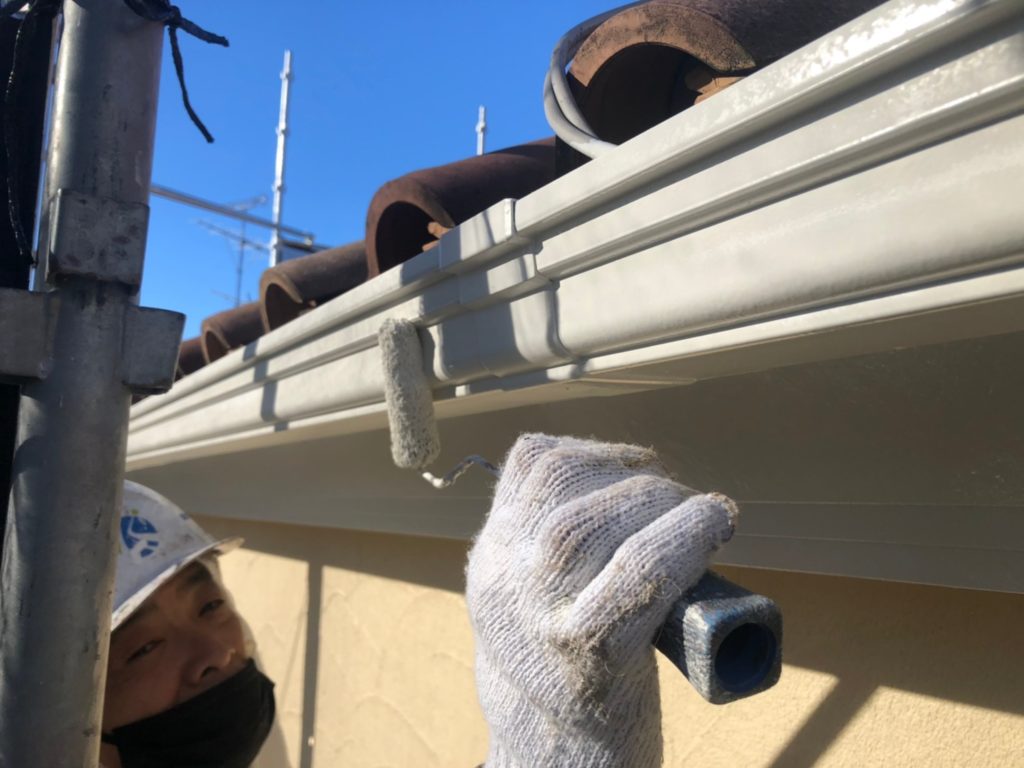 軒樋部仕上げ材塗布（２回目）