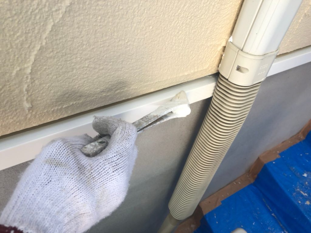 水切り部仕上げ材塗布（2回目）