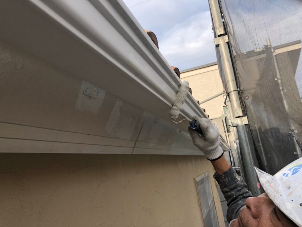 軒樋部仕上げ材塗布（1回目）