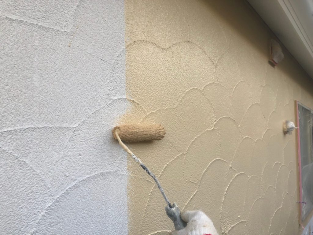 外壁部仕上げ材塗布（1回目）