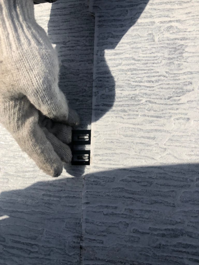 屋根部縁切り金物挿入