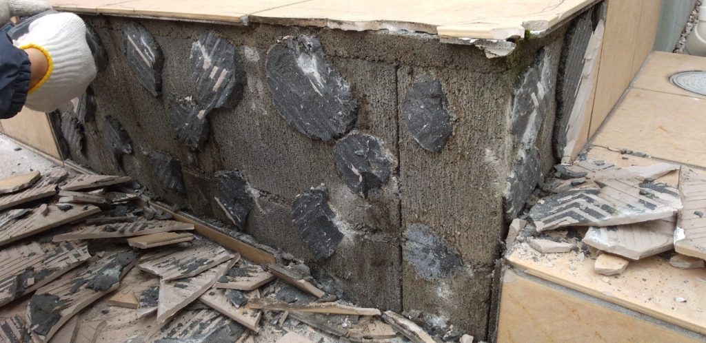 玄関前既存タイル撤去