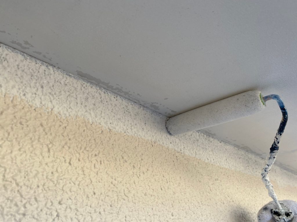 軒天部仕上げ材塗布(2回目)