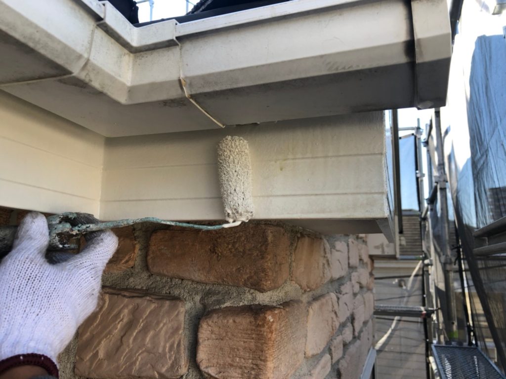 破風部仕上げ材塗布(1回目)