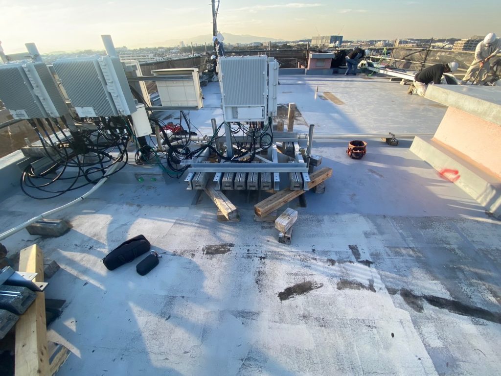 通信用設備の架台の浮上