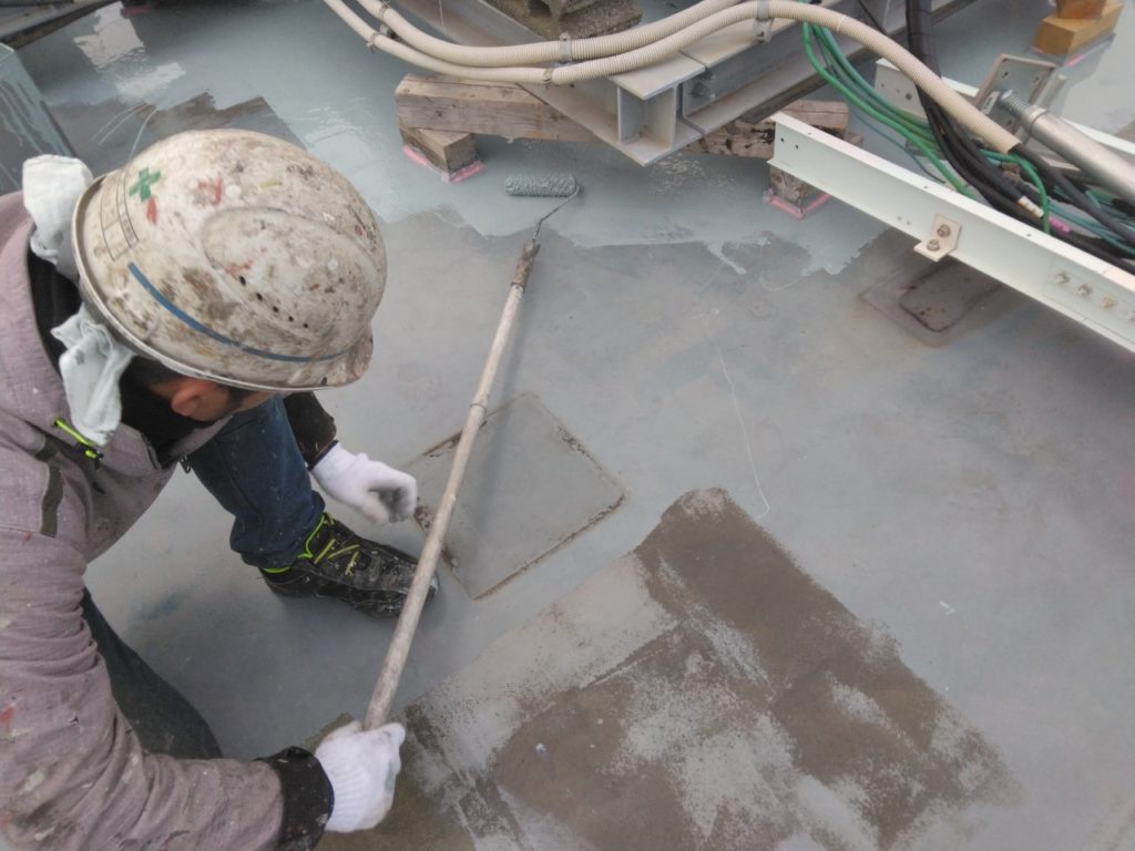 架台下部の防水材塗布